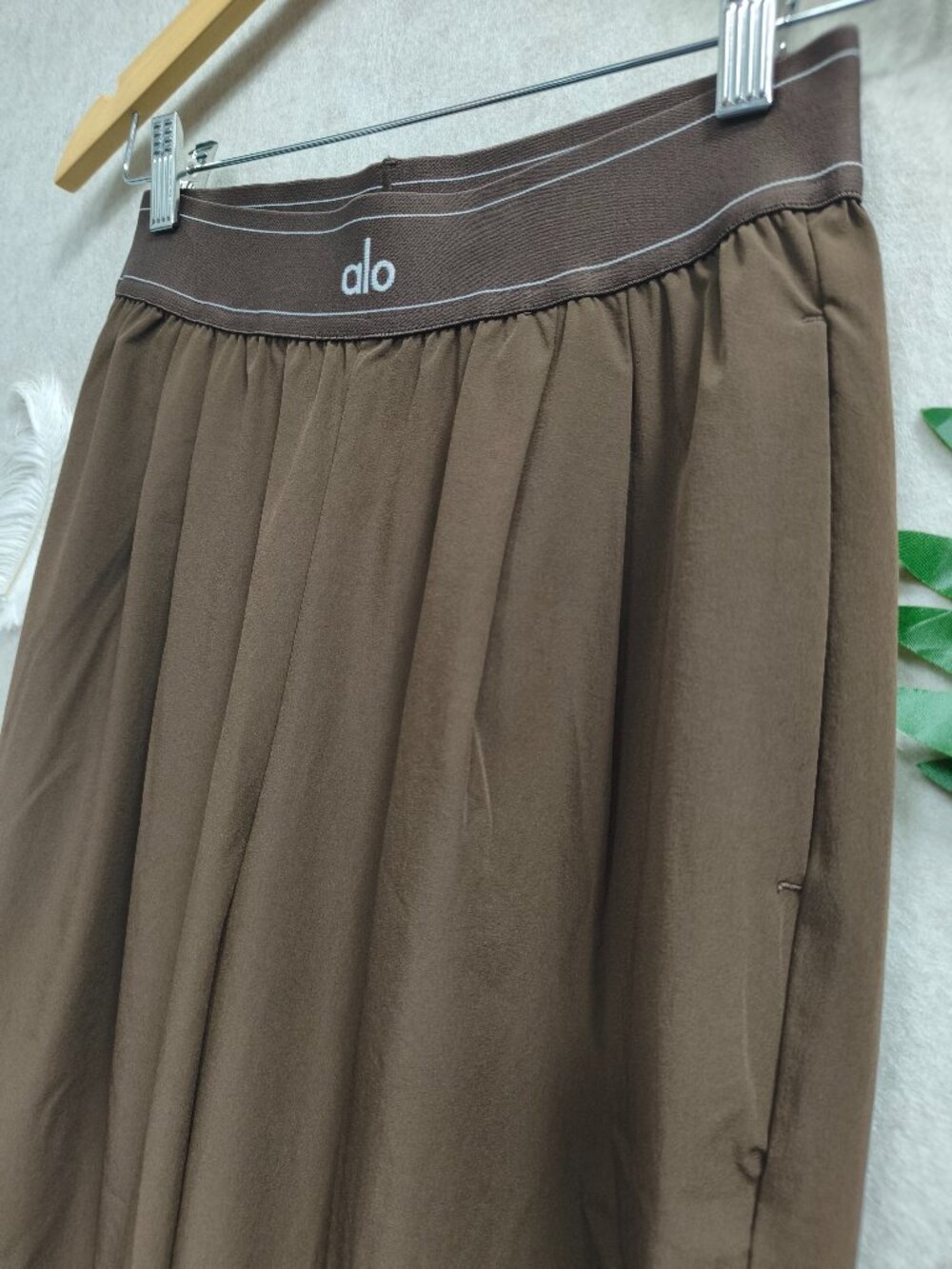 NWT Espresso Alo Yoga Suit Up Trouser (Regular)🤎Fashion and Versatile Staple🍩 - Picture 6 of 8